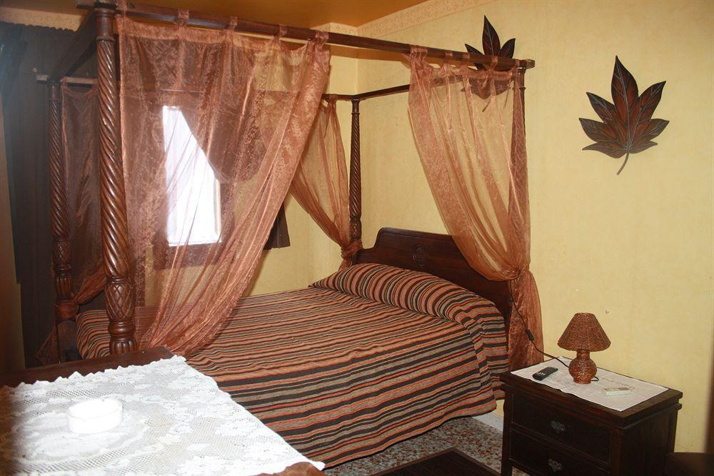 Hostal Restaurante La Diligencia Кунит Екстериор снимка