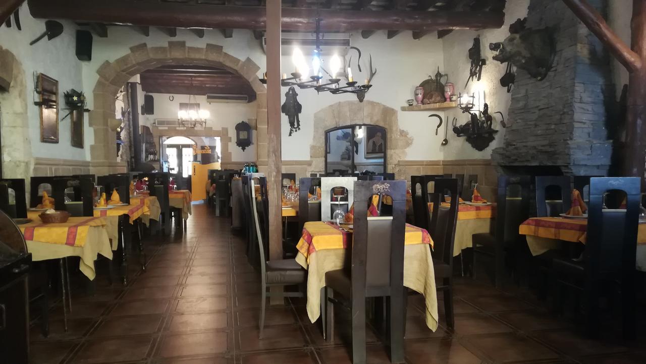 Hostal Restaurante La Diligencia Кунит Екстериор снимка