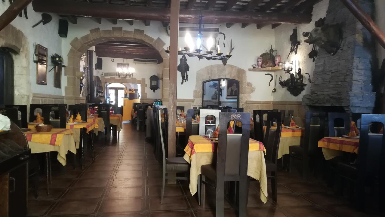 Hostal Restaurante La Diligencia Кунит Екстериор снимка