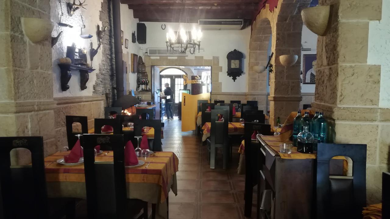 Hostal Restaurante La Diligencia Кунит Екстериор снимка