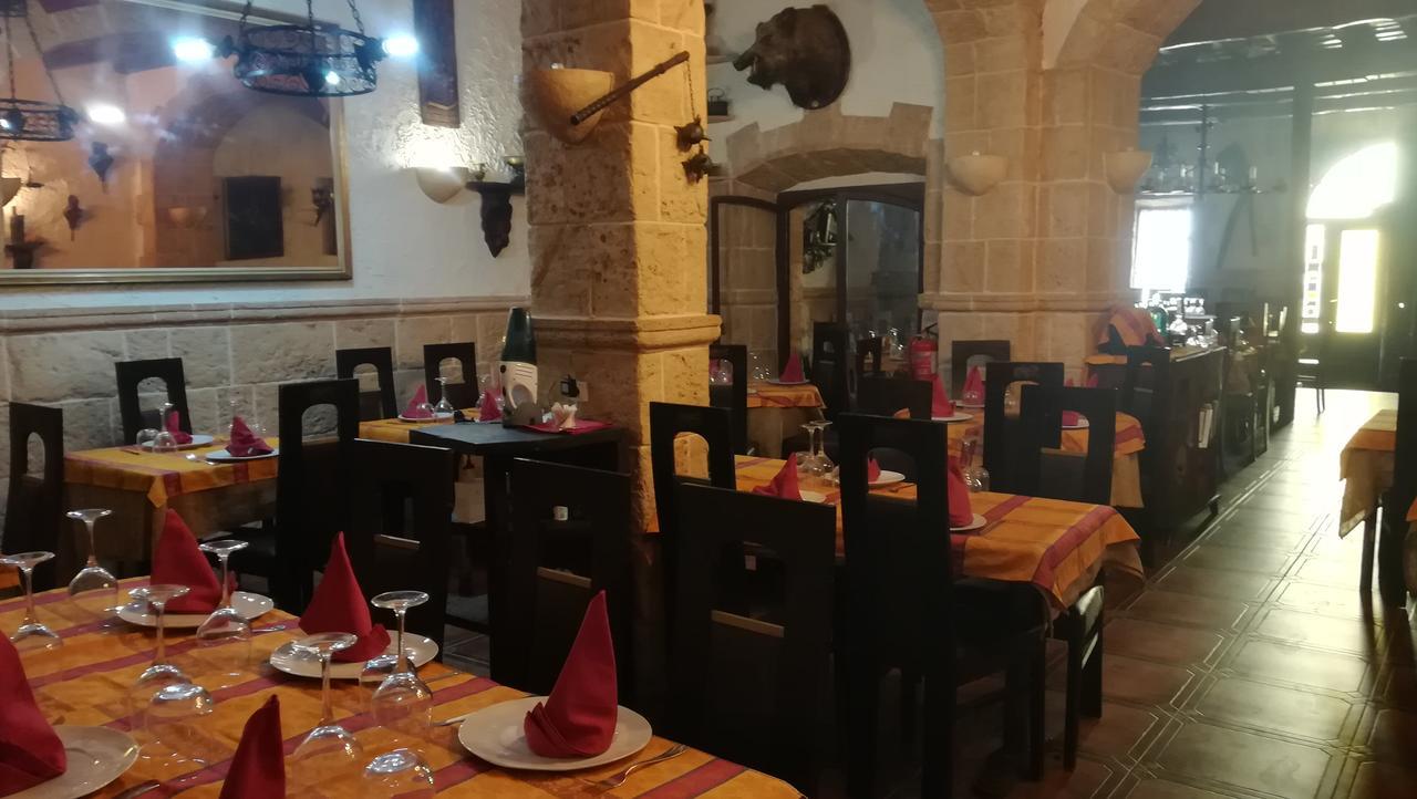 Hostal Restaurante La Diligencia Кунит Екстериор снимка